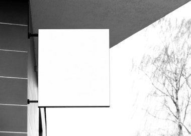 Boş asılı duvar tabelası, kare modern açık hava tabelası fotokopi alanı, siyah beyaz şirket tabelası logo veya metin eklemek için 