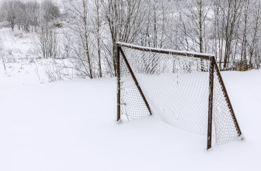 Karla kaplı futbol gol