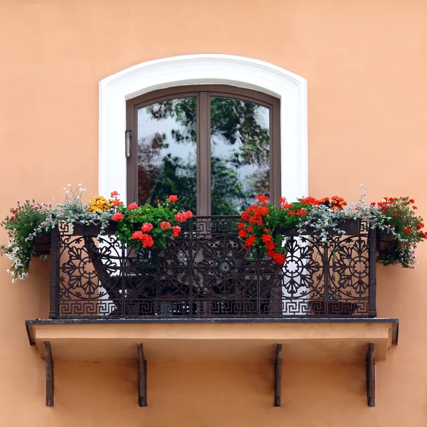 Klasický balkon s květinami — Stock fotografie