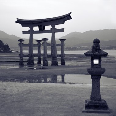Miyajima kayan kapı 