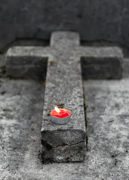 墓碑用燃烧的蜡烛 — 图库照片