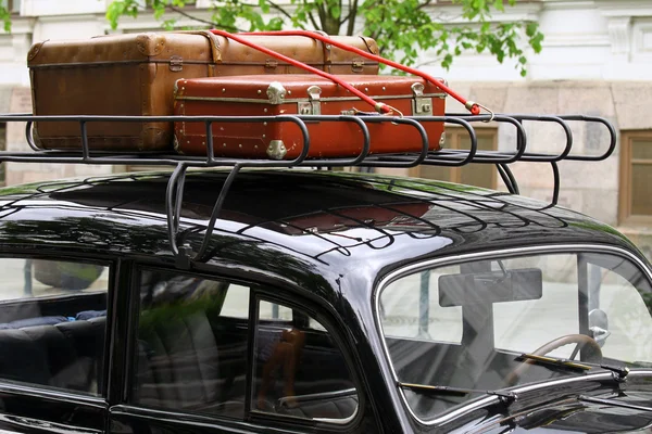 Malas vintage no telhado do carro — Fotografia de Stock