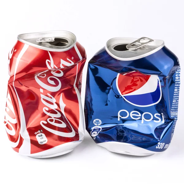 Verpletterde Cola en Pepsi blikjes — Stockfoto