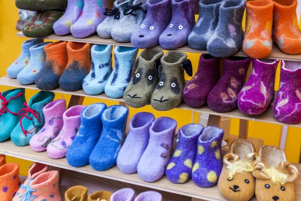 Красочные детские сапоги на продажу — стоковое фото