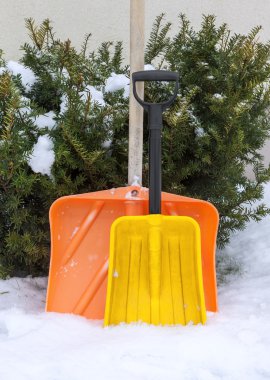 İki snowshovels