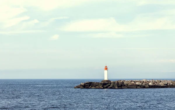 Faro bianco e molo in pietra — Foto Stock