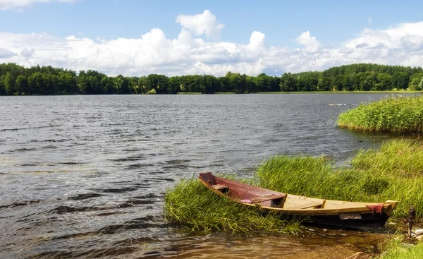 Одинокая лодка на озере — стоковое фото