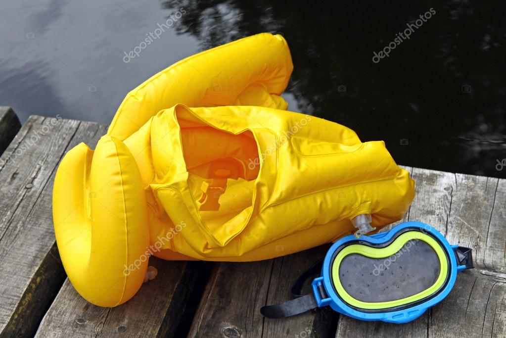 Life jacket and diving mask — Stock Photo © Cebas1 62327971