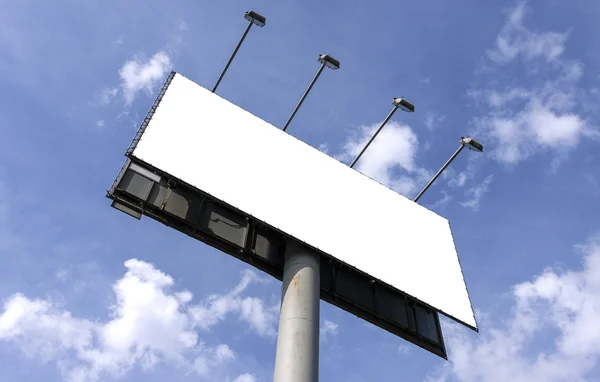 Buiten billboard tegen blauwe hemel — Stockfoto