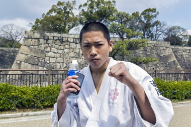 Karate pozisyonda Japon genç