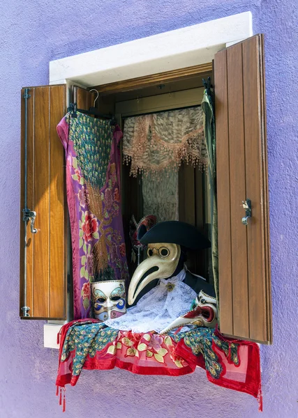 Окно с венецианскими карнавальными аксессуарами — стоковое фото