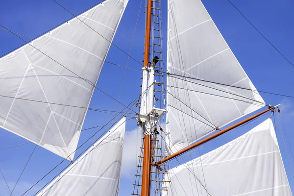 Mast and sails of sailing boat — Stock Photo, Image