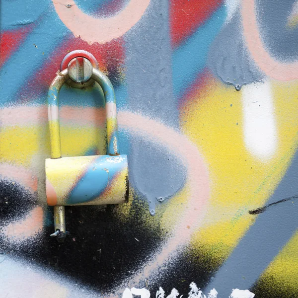 Graffiti malowane ściany z metalu blokady — Zdjęcie stockowe