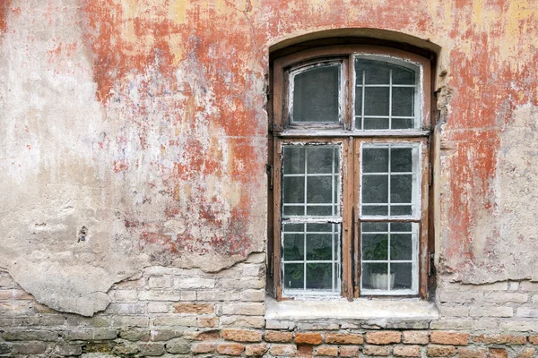 Verwittertes Fenster und alte schäbige Hauswand — Stockfoto