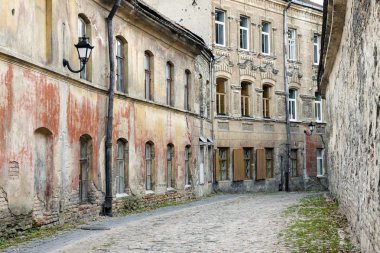Yıpranmış eski şehir sokak