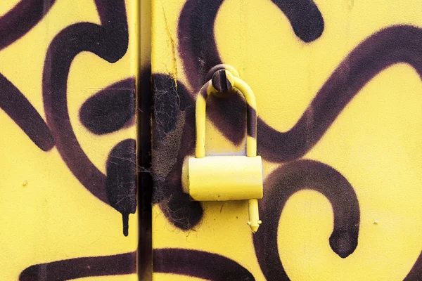 Graffiti painted doors with metal lock — Stock Photo, Image