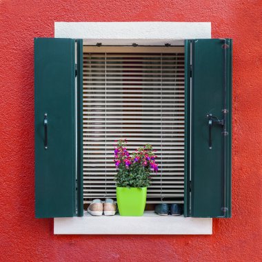 Burano penceresinde renkli konut ev