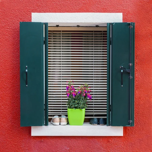 Okno barevný bytový dům v Burano — Stock fotografie