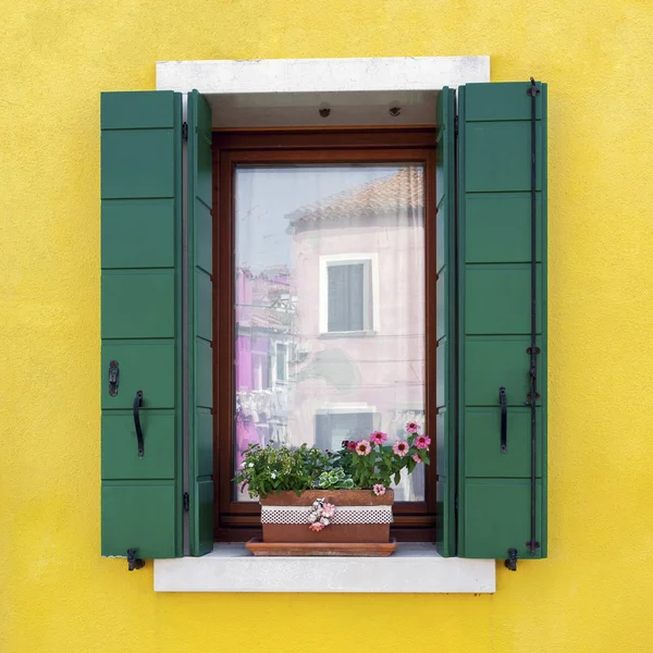 Burano penceresinde konut ev — Stok fotoğraf