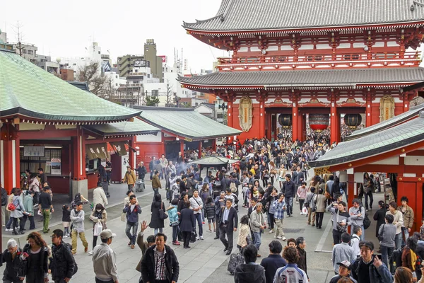 Pessoas que visitam o templo Sensoji em Tóquio — Fotografia de Stock