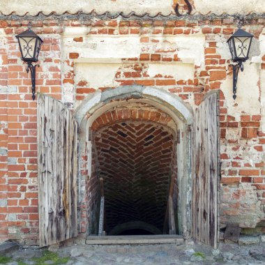 Eski zindan kapılarını açtı 