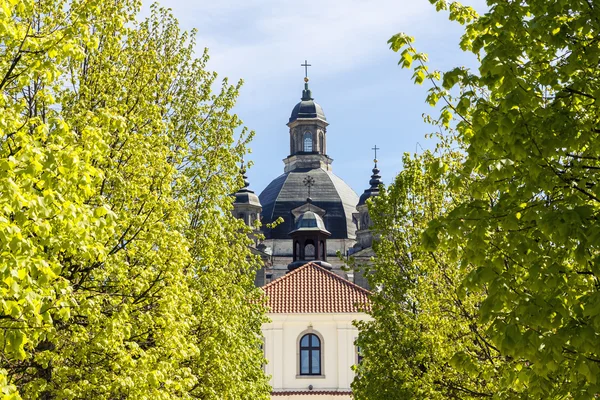 Monasterio barroco y árboles verdes — Foto de Stock