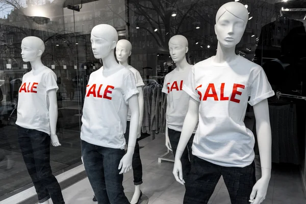 Venster weergeven met mannequins en tekst verkoop — Stockfoto
