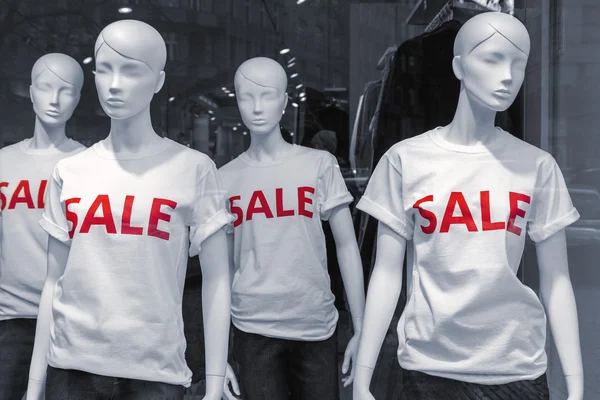 Manequins Vestindo Venda T-shirt — Fotografia de Stock