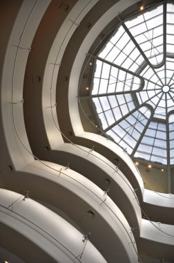 Öğleden sonra güneş New York Guggenheim Müzesi duvarlarında