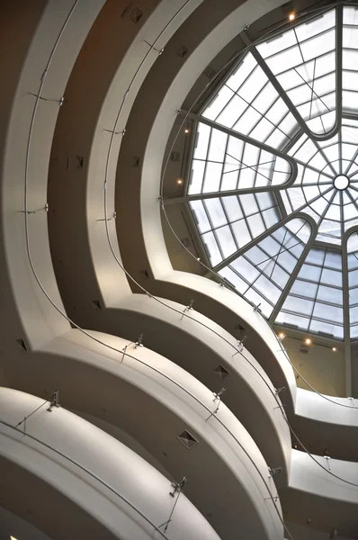 Tarde Sol nas paredes do Museu Guggenheim em Nova York — Fotografia de Stock
