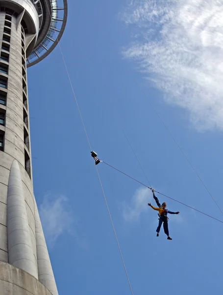 Mujer Bungy saltando desde Auckland Sky Tower —  Fotos de Stock