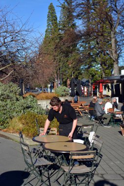 Hanmer Springs popüler turistik kasabası masada garson temizler