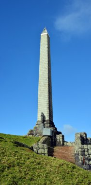 Dikilitaş ve Maori savaşçı heykelin üzerine One Tree Hill, Auckland