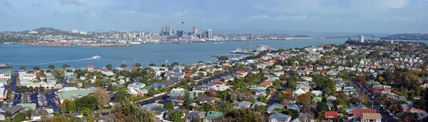 Auckland panorama vom berg victoria, devonport in richtung stadt & — Stockfoto