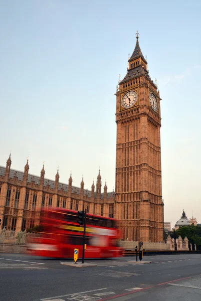 Big Ben & Speeding London Bus in Early Morning — Stock Photo, Image