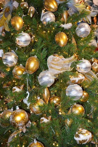 Silber Gold Balls Weihnachtskarte Hintergrund Auf Kiefer — Stockfoto