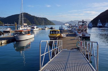 Balıkçı tekneleri ve su taksileri, sabahın erken saatlerinde, Picton, Yeni Zelanda sonbaharda