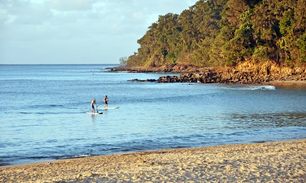 Anak-anak di perahu dayung di pantai Noosa Heads at Sunset, Queens — Stok Foto