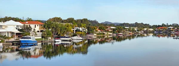 Noosa vod domy, kanál, čluny & mola, queensland, Austrálie — Stock fotografie