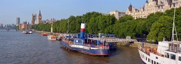 Victoria embankment vroege ochtend panorama & de big ben — Stockfoto