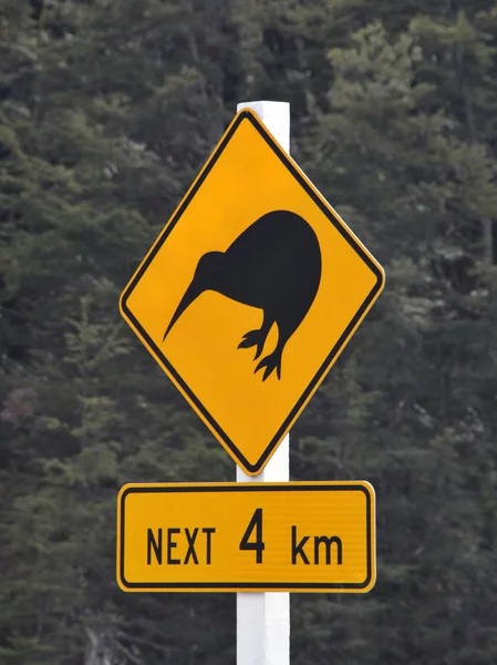 Ptaki kiwi w następne 4 km drogi znak Nowej Zelandii — Zdjęcie stockowe