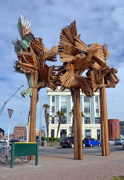 Bois des arbres Sculpture de Regan Gentry dans High Street . — Photo