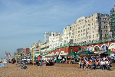 yoğun bir Pazar öğle brighton Plajı. 