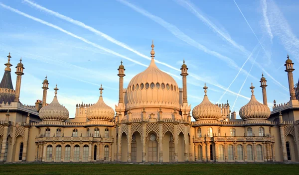 Vroege ochtend zon op het royal pavilion in brighton. — Stockfoto