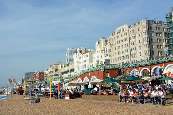 A Busy Sunday Lunchtime em Brighton Beach . — Fotografia de Stock