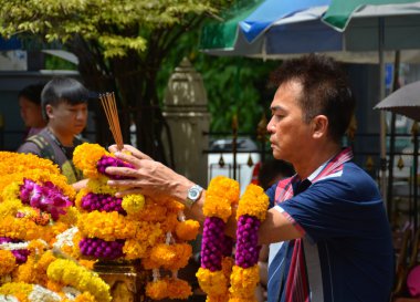 adam hindu erawan tapınak sunan Bangkok'ta yapar..