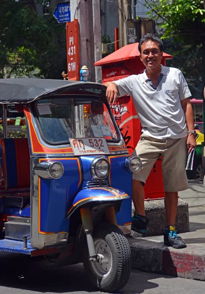 Tuk tuk taksi şoförü Bangkok, Tayland. — Stok fotoğraf