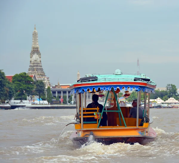 Tourist Private Sightseeing Boat on Chao Phraya River in Bangkok — Stock Photo, Image