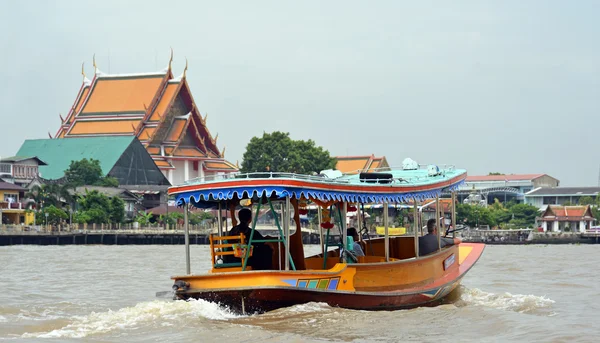 Touristen private Ausflugsboot auf chao phraya Fluss in Bangkok — Stockfoto