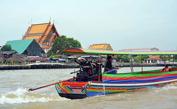 Toeristische piraat boot op de rivier de Menam in bangkok — Stockfoto